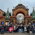 Die knapp 50 Schüler und Schülerinnen posieren vor dem vorweihnachtlichen Tivoli und sagen „Danke“ an den Förderverein der ISF, welcher den Eintritt übernommen hat.